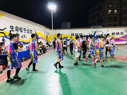 宏图硅胶篮之道篮球队成立八周年庆?;疃? /><br />
然后经过一段时间的实施,发现很多同事都挺爱篮球这项运动(小编语:被强迫的,销售部老大之前是体育老师,采购部经理也是体育老师,都爱篮球),于是就在8年前的12月8号成立了宏图硅胶“篮之道”篮球队。<br />
<img alt= 宏图硅胶